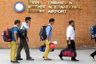 दसैँमा विमानस्थलका आँसु : परिवारको खुसीका लागि आफ्नै खुसी त्यागेर परदेशिने नेपालीको पीडा